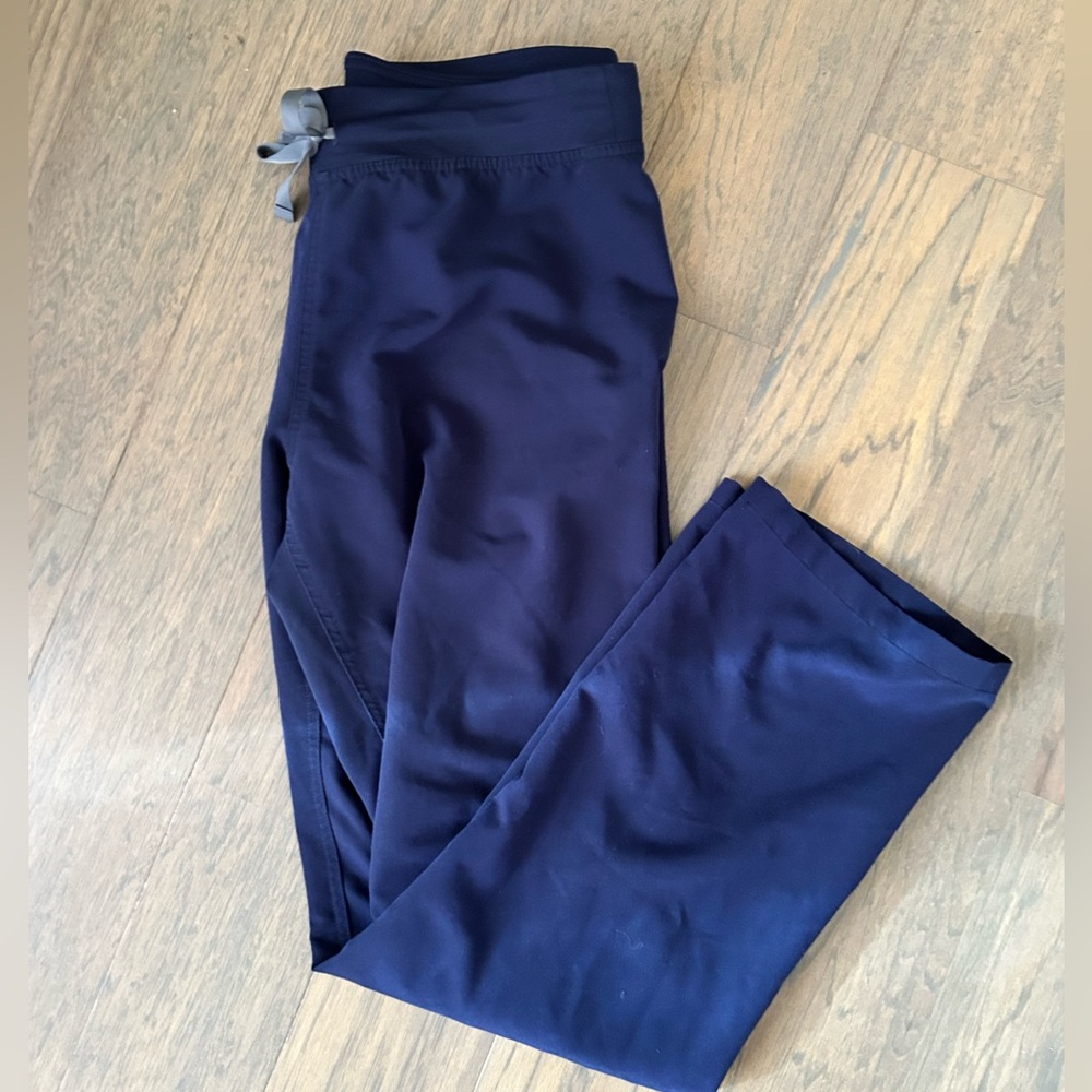Medium cargo scrub pant for women